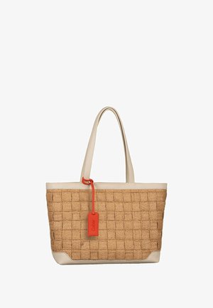 Sac fourre-tout tressé couleur châtaigne avec des accents et poignées en cuir beige. Présente une forme rectangulaire et une étiquette rouge attachée à la poignée.