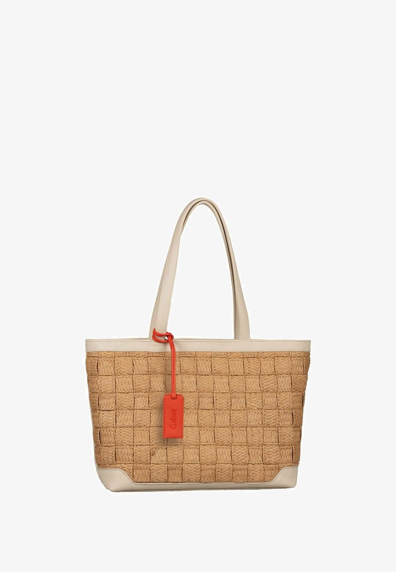 Sac fourre-tout tressé couleur châtaigne avec des accents et poignées en cuir beige. Présente une forme rectangulaire et une étiquette rouge attachée à la poignée.