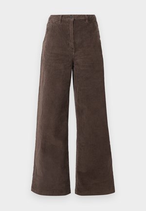 Tumman ruskeat samettilahkeet, joissa on korkea vyötärö, etutaskut ja yksi nappisulku. Materiaalin pinta on pehmeä ja poimullinen.