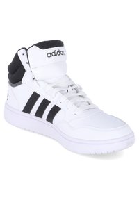 Hvide høj-top sneakers med sort tre-stribe design, tekstureret sort ankelpolstring og hvid gummisål. Snørebånd og perforeret tådetalje.