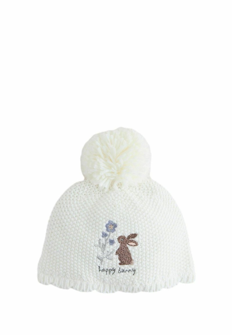 Weißer gestrickter Beanie mit einer runden Quaste, verziert mit gestickten blauen Blumen und einem braunen Hasen sowie dem Schriftzug "happy bunny" in Schreibschrift.