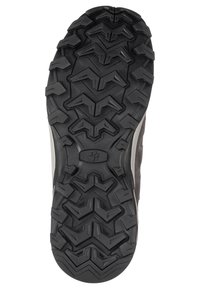 Suola di scarpa in gomma nera con modelli di trazione multidirezionali e scanalature, progettata per migliorare la presa e la stabilità su diverse superfici.