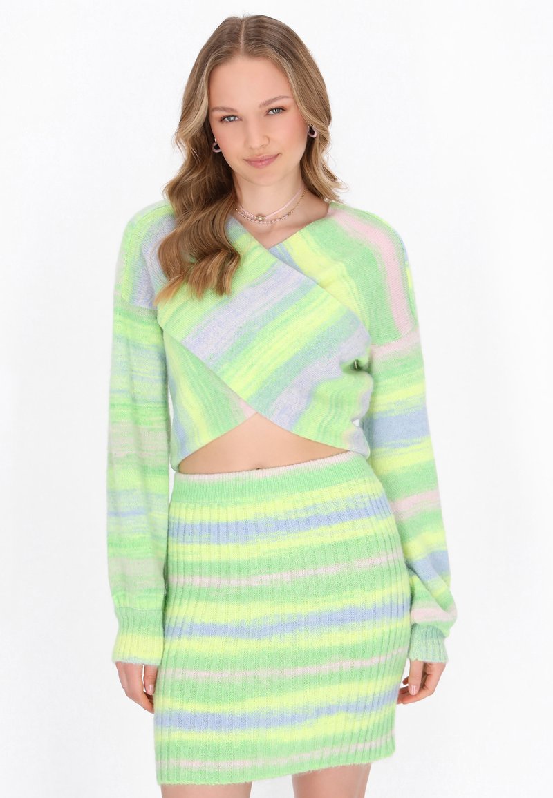 Completo in maglia a due pezzi composto da un top corto e una gonna. Strisce in verde pastello, rosa e blu con una texture a coste e maniche lunghe.