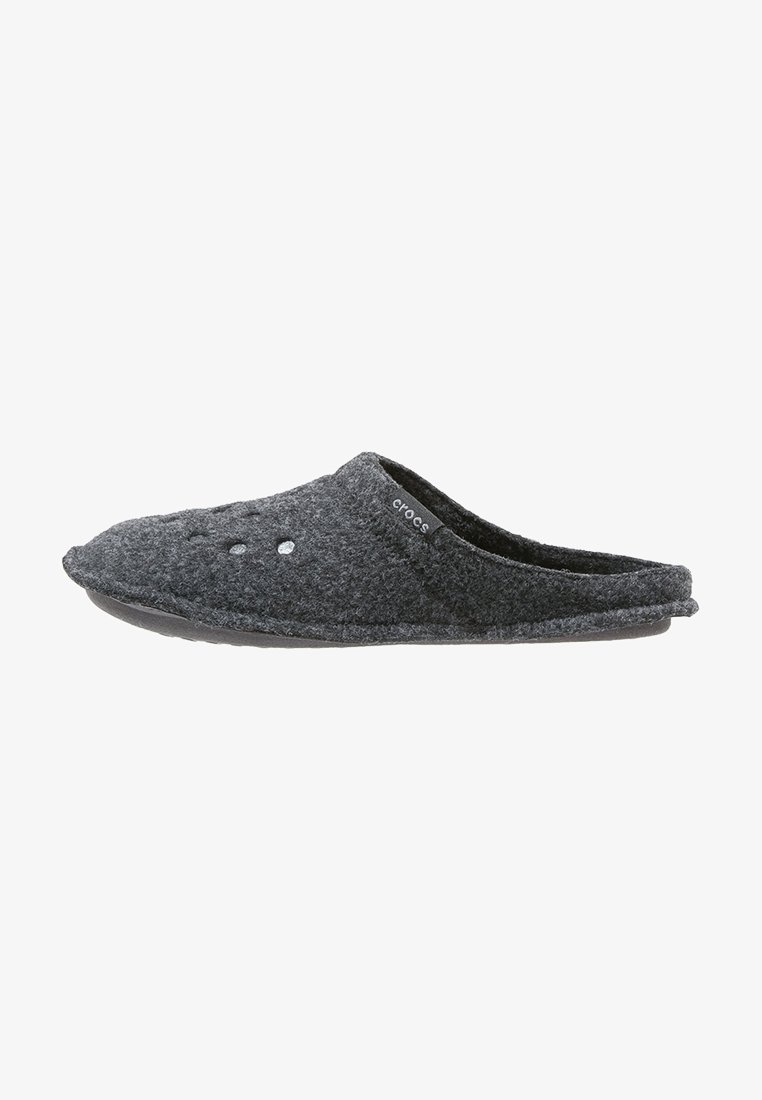Chausson gris avec un design slip-on, doté de trous de ventilation, d'une semelle intérieure rembourrée et d'une semelle en caoutchouc pour l'adhérence.