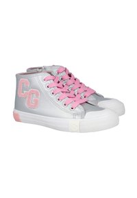 Zapatillas altas de material sintético plateado con cordones rosas, logotipo "CG" en los lados y punteras y suelas de goma blanca.