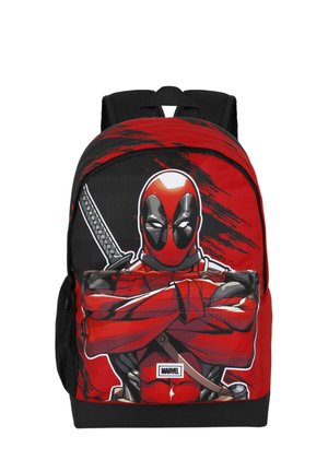Mochila roja y negra con un estampado gráfico de un personaje con los brazos cruzados, sosteniendo espadas. Contiene un bolsillo frontal y correas acolchadas.