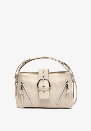 Beige synthetische Handtasche mit strukturiertem Design, zwei Reißverschlusstaschen auf der Vorderseite, silberfarbener Hardware und einem zentralen Tragegurt-Akzent.