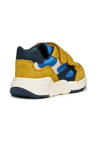 Sneaker met gele suède en blauwe mesh-panelen. Witte tussenzool met een gestructureerde rubberen outsole. Klittenband voor een veilige pasvorm.