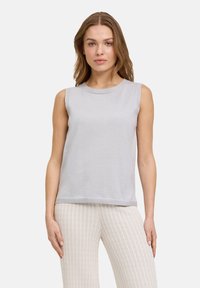 Top senza maniche grigio chiaro in un tessuto morbido, con scollatura rotonda e vestibilità rilassata. Texture semplice e liscia senza motivi.