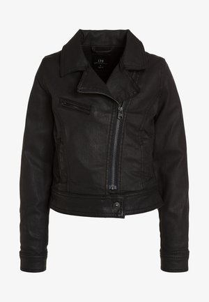 Chaqueta biker negra de cuero sintético con cremallera frontal asimétrica, cuello, bolsillo con cremallera en el pecho y botón a presión en el bajo.
