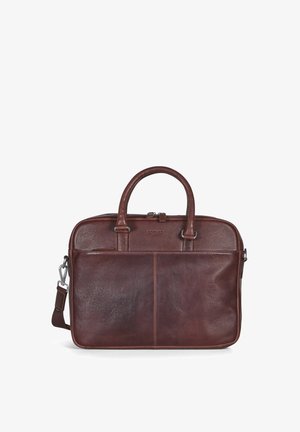 Brun lædertaske med en struktureret overflade, dobbelte top-håndtag og en aftagelig rem; har en lynlåslukning og forlommer.