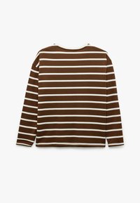Bruine lange mouwen shirt met witte horizontale strepen. Zacht materiaal, ronde hals en ribgebreide manchetten. Schone afwerking op de zoom en de kraag.