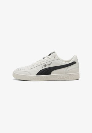 Baskets en cuir blanc avec des accents noirs, bout perforé et détails du logo sur le côté. Semelle extérieure en caoutchouc texturé pour une meilleure adhérence.