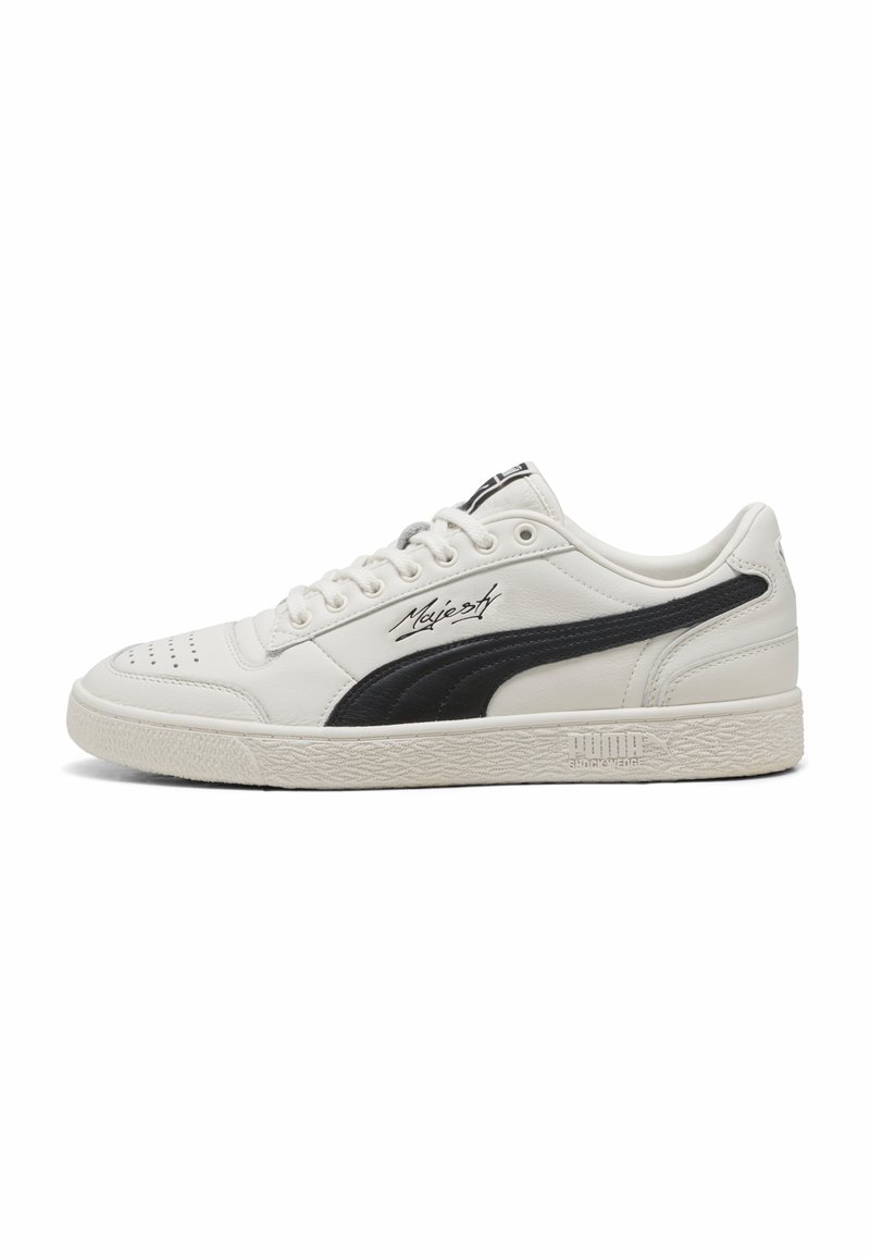 Hvide lædersneakers med sorte accenter, perforeret tå og logo-detaljer på siden. Tekstureret gummisål for godt greb.