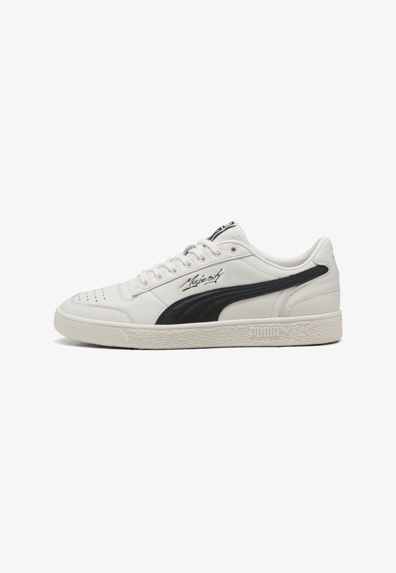 Weiße Leder-Sneaker mit schwarzen Akzenten, perforierter Zehenpartie und Logodetails an der Seite. Strukturiertes Gummi-Fußbett für besseren Halt.