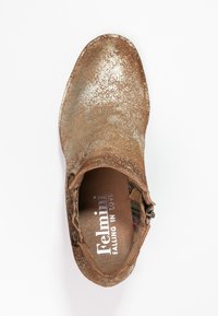 Brązowy, teksturowany skórzany botek za kostkę z błyszczącym metalicznym wykończeniem, wzorzystą podszewką i bocznym zamkiem błyskawicznym. Podeszwa jest płaska i zaokrąglona.