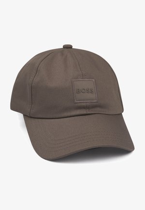 Cappellino da baseball marrone in tessuto testurizzato; presenta un logo BOSS cucito sulla parte anteriore, visiera curva e cinturino regolabile sul retro.