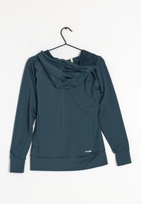 Długa bluza z kapturem w ciemnym odcieniu teal, wykonana z gładkiego, elastycznego materiału. Posiada kieszeń kangurkę i logo z przodu na dole.