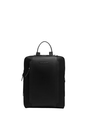 Sac à dos rectangulaire noir avec une poignée supérieure et deux fermetures éclair latérales, présentant un panneau avant lisse avec le nom de la marque "Piquadro" embossé.
