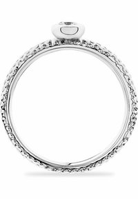 Silberring mit hochglänzender Oberfläche, ausgestattet mit einer runden Steineinfassung und strukturierten Bandkanten. Das Design betont die runde Form und die glatten Oberflächen.