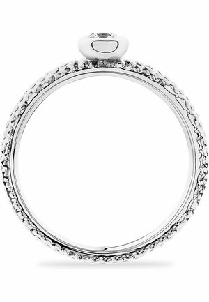 Silberring mit hochglänzender Oberfläche, ausgestattet mit einer runden Steineinfassung und strukturierten Bandkanten. Das Design betont die runde Form und die glatten Oberflächen.
