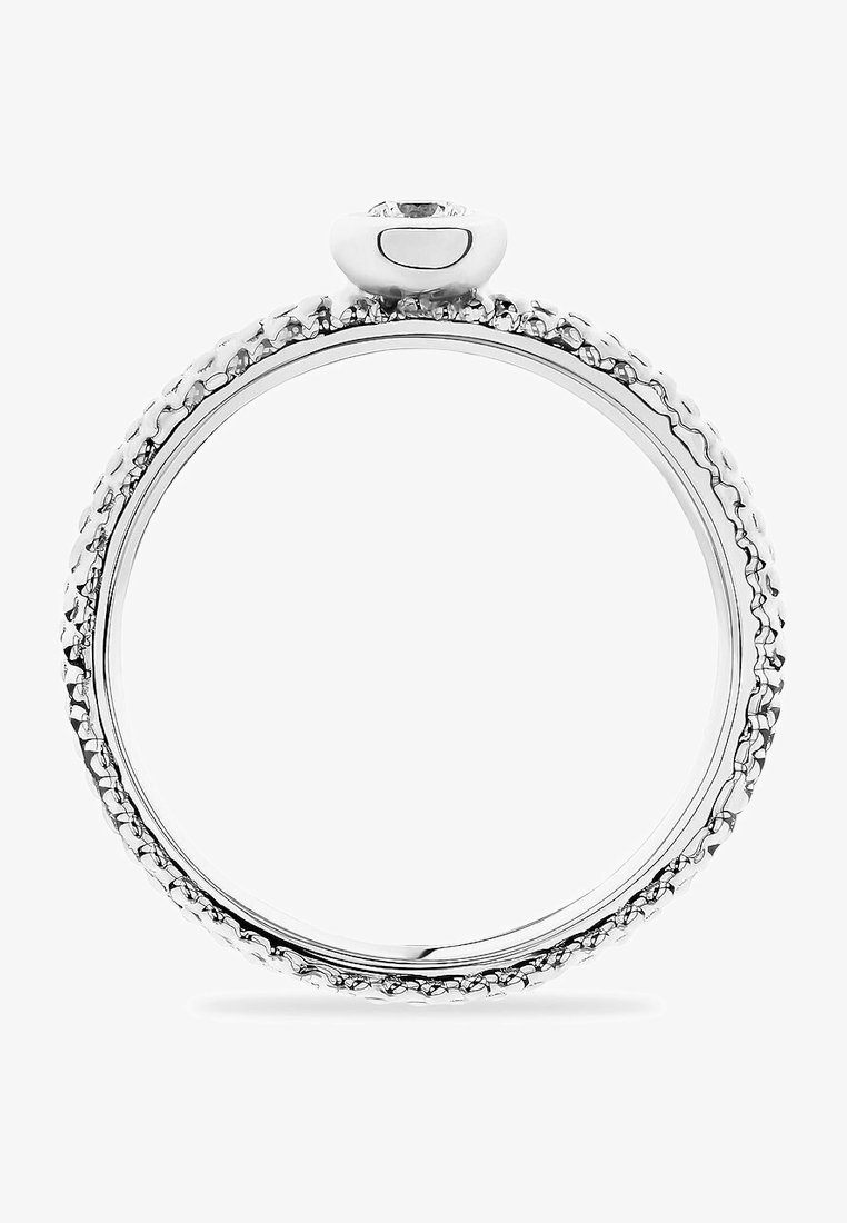 Silberring mit hochglänzender Oberfläche, ausgestattet mit einer runden Steineinfassung und strukturierten Bandkanten. Das Design betont die runde Form und die glatten Oberflächen.