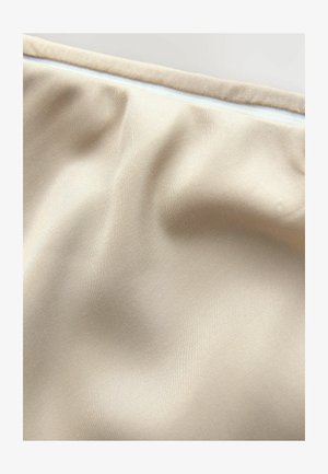 Beżowa, gładka tkanina o subtelnym połysku, ukazująca lekkie fałdy i zagniecenia. Posiada cienki, biały brzeg wzdłuż krawędzi.