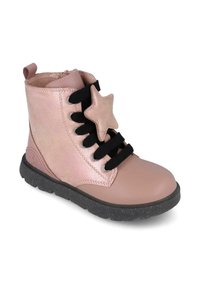 Botín de cuero rosa hasta el tobillo con un acento de estrella, cordones negros y una suela texturizada. Presenta acabados suaves y brillantes.