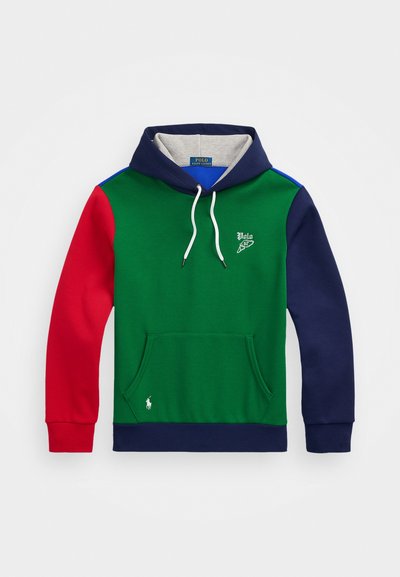 Sudadera con bloques de color que presenta secciones en verde, rojo y marino. Mezcla de algodón, capucha con cordón, bolsillo frontal y logotipo bordado destacado en la parte delantera.