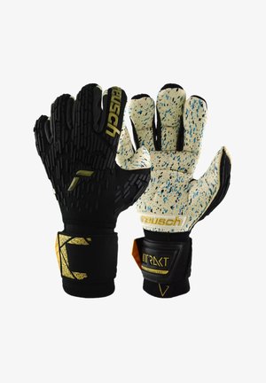 Zwarte en crèmekleurige keepershandschoenen met een gestructureerde grip, gekenmerkt door een spetterpatroon, gedurfde merkvermelding en een verstelbare polsband.