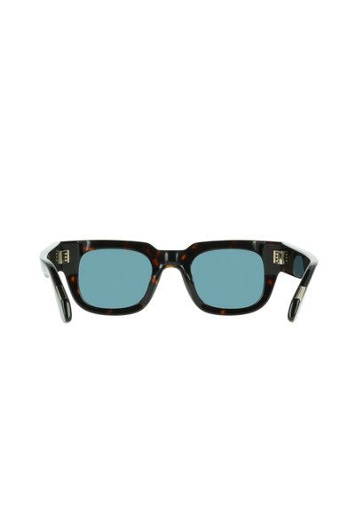 Lunettes de soleil avec une monture rectangulaire au motif écaille de tortue, dotées de verres bleus et d'accents métalliques sur les branches.