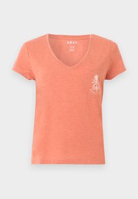 Γυναικείο κοντομάνικο T-shirt με V-λαιμόκοψη σε κοραλί απόχρωση, με μικρή τσέπη στο αριστερό στήθος που έχει λευκό σχέδιο με φοίνικα και κύμα.