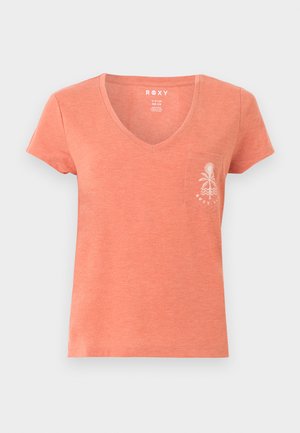 Koraļļu krāsas sieviešu T-krekls ar īsām piedurknēm un V-veida izgriezumu, ar nelielu kabatu kreisajā krūtīs, uz kuras attēlots balts palma un viļņu grafiskais motīvs.