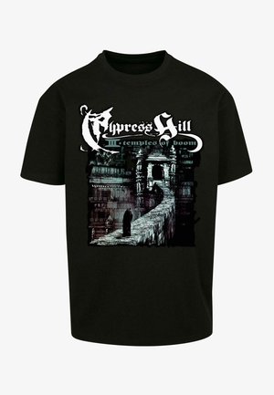 Schwarzes Baumwoll-T-Shirt mit einem grafischen Design eines Tempelwegs mit einer Figur, überlagert mit dem Text "Cypress Hill" und "Temples of Boom".