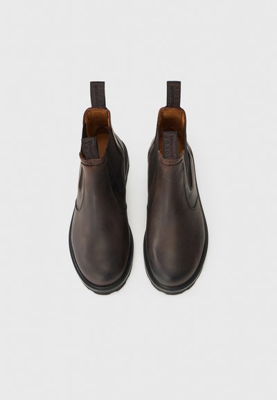 Botas de tornozelo de couro castanho com acabamento liso, painéis laterais elásticos e alças de puxar. Bico arredondado e detalhes de costura em contraste.