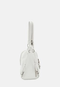 Borsa in pelle bianca con forma rotonda, dotata di tracolle regolabili, chiusure a zip e dettagli in metallo. Texture liscia.