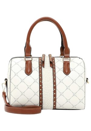 Biała torebka z brązowymi skórzanymi uchwytami i paskiem, zdobiona pikowanym wzorem, centralnym paskiem z baranka oraz złotymi elementami metalowymi.