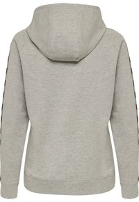 Sudadera con capucha de color gris claro y textura suave. Presenta una capucha amplia y detalles estampados a lo largo de las mangas. Diseño simple y casual.