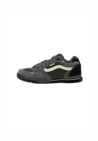 Sneaker grigie realizzate in materiali scamosciati, in rete e gomma. Presentano accenti bianchi a contrasto, lacci rotondi e una collarina imbottita.