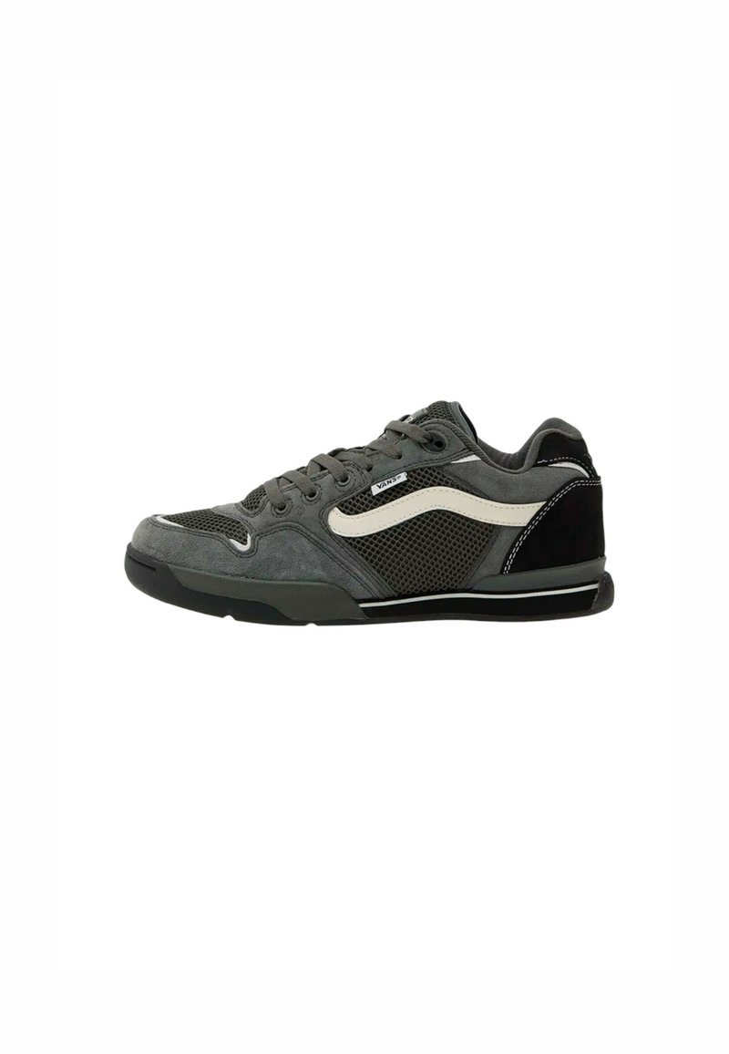 Sneaker grigie realizzate in materiali scamosciati, in rete e gomma. Presentano accenti bianchi a contrasto, lacci rotondi e una collarina imbottita.
