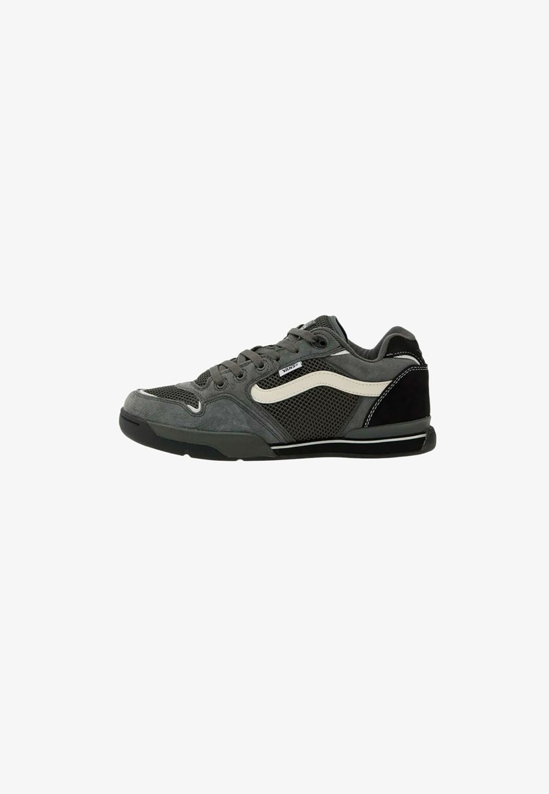 Sneaker grigie realizzate in materiali scamosciati, in rete e gomma. Presentano accenti bianchi a contrasto, lacci rotondi e una collarina imbottita.