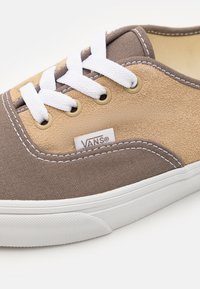 Vans AUTHENTIC - Sportbačiai - block brown