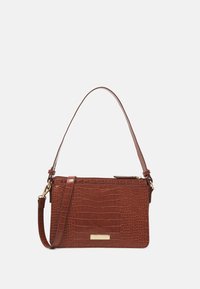 Sac à main en cuir de crocodile marron embossé avec une forme structurée, doté d'une courte bandoulière et d'accents en métal doré.