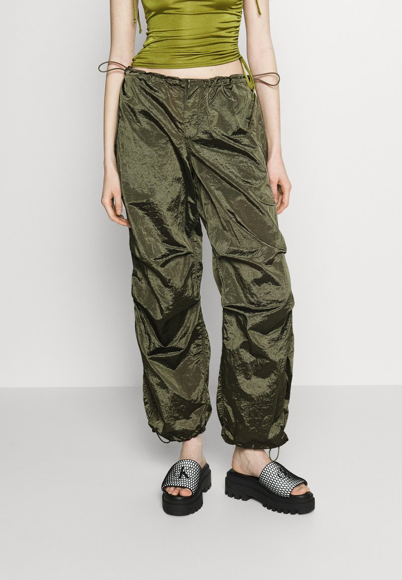iets frans... SHINY BAGGY TECH Pantalones dark khaki/caqui Zalando.es