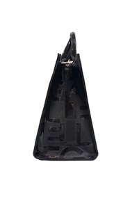Borsa nera con forma triangolare, realizzata in materiale lucido. Presenta lettere in rilievo all'interno e una chiusura con zip nella parte superiore.
