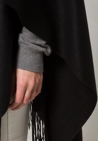 FRAAS Cape - black