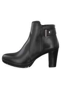 Botines de cuero negro con tacón alto, textura suave, detalles de costura y un adorno de broche en la correa del tobillo. Suela de goma para mayor agarre.