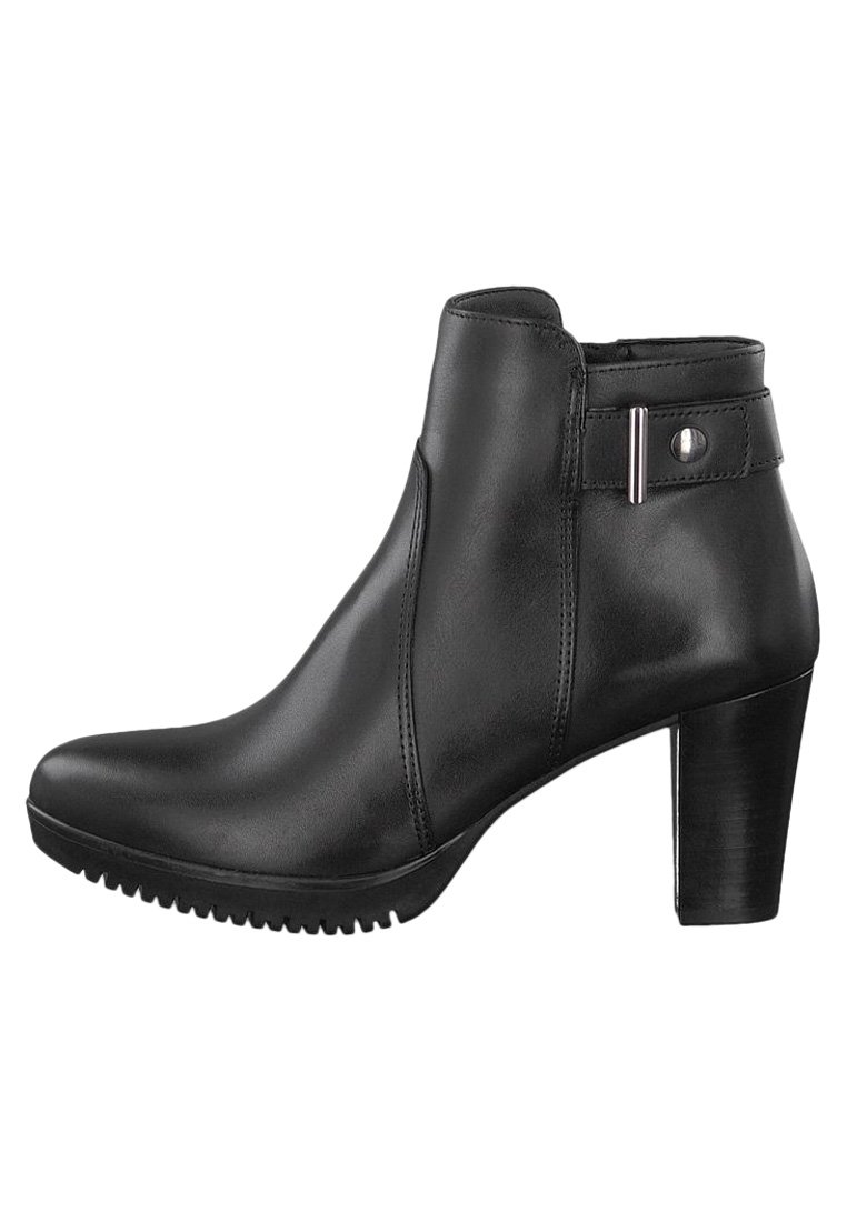 Botines de cuero negro con tacón alto, textura suave, detalles de costura y un adorno de broche en la correa del tobillo. Suela de goma para mayor agarre.