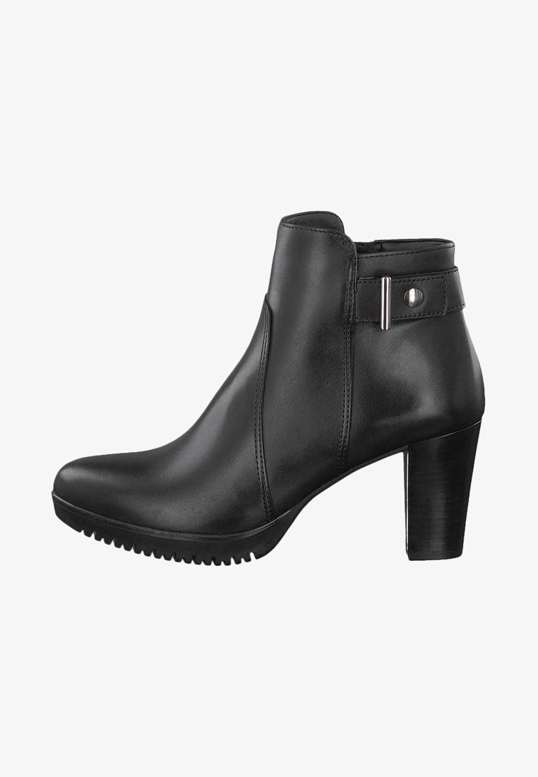 Botines de cuero negro con tacón alto, textura suave, detalles de costura y un adorno de broche en la correa del tobillo. Suela de goma para mayor agarre.