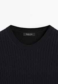 Dunkelblauer Strickpullover mit Kabelmuster. Verfügt über einen runden Halsausschnitt und gerippte Ärmelbündchen. Das Etikett lautet "Massimo Dutti, hergestellt in China."